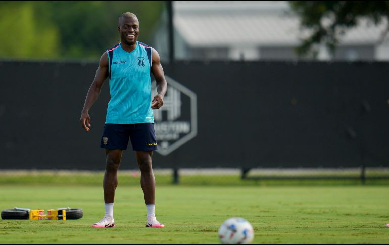 Enner Valencia, goleador de Ecuador, fue suspendido en el primer juego del torneo, pero esta tarde estará disponible para intentar hacer daño a la Selección argentina. AP/J. Cortez