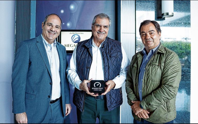 Pedro Direne, director comercial de Ookla; Enrique Yamuni Robles, director general de Megacable; y Raymundo Fernandez Pendones, director general adjunto de Megacable, presentan la distinción Speedtest, que premia los servicios de internet más veloces, consistentes y con la mayor rapidez de descarga de México. EL INFORMADOR/ H. Figueroa