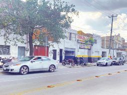 Enrique Díaz de León. Autos estacionados en un carril de baja velocidad y motocicletas en la banqueta. La falta de castigos y la ausencia de agentes de tránsito continúan incentivando esta práctica. EL INFORMADOR/M. Muñoz