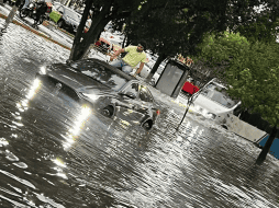 En el caso específico de vehículos varados, inundaciones y encharcamientos, Protección Civil Estatal participa en las labores de atención directa. ESPECIAL