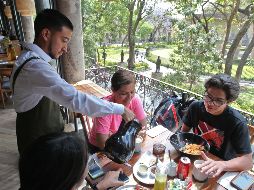 ¿Cuáles son los empleos que están obligados a brindar comida a sus trabajadores? Esta consideración está establecida en el capítulo XIV de la LFT, dentro de los capítulos 344 a 350. De acuerdo con lo escrito, la alimentación no debe tener ningún costo extra y debe ser “sana, abundante y nutritiva”.INFORMADOR/ARCHIVO