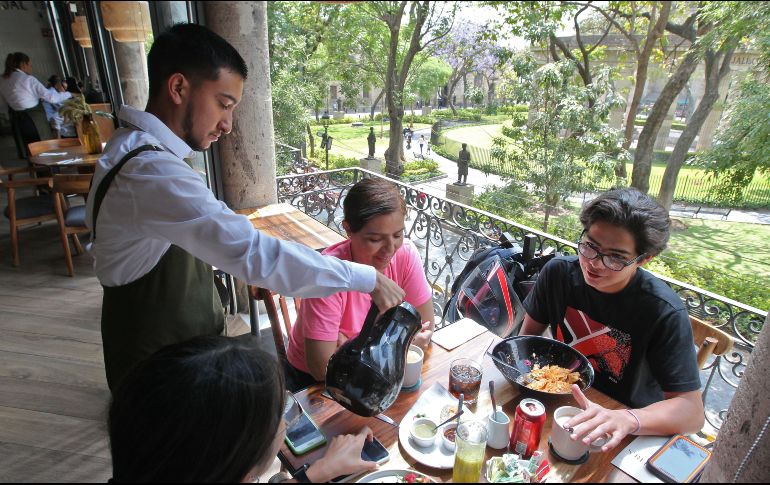 ¿Cuáles son los empleos que están obligados a brindar comida a sus trabajadores? Esta consideración está establecida en el capítulo XIV de la LFT, dentro de los capítulos 344 a 350. De acuerdo con lo escrito, la alimentación no debe tener ningún costo extra y debe ser “sana, abundante y nutritiva”.INFORMADOR/ARCHIVO