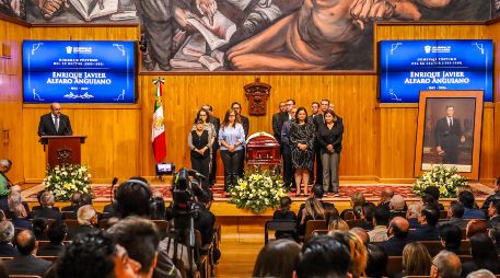 El cuerpo de Enrique Javier Alfaro Anguiano partió del Paraninfo hacia las 11:30 horas de la mañana, para recorrer su último camino hacia el que será su eterno descanso. EL INFORMADOR / A. NAVARRO