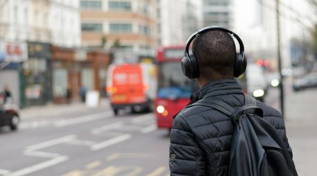 En los últimos años, las redes sociales se han convertido en la principal vía de los jóvenes para escuchar música. UNSPLASH / H. BE