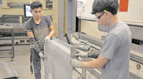 El acero es una de las áreas donde se presentan más compañías extranjeras relocalizando sus operaciones en México. AFP