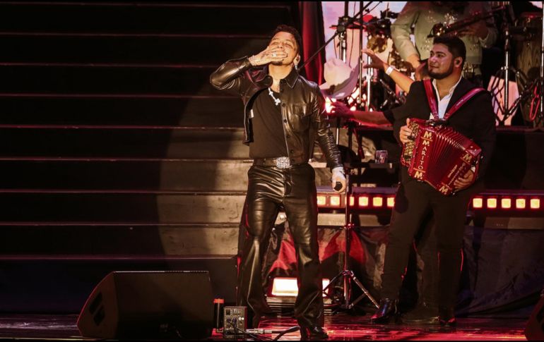 Nodal y Bocelli interpretaron 