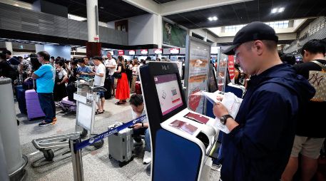 Un hombre trata de registrarse en el aeropuerto Don Mueang, en la capital de Tailandia. EFE/R. Yongrit