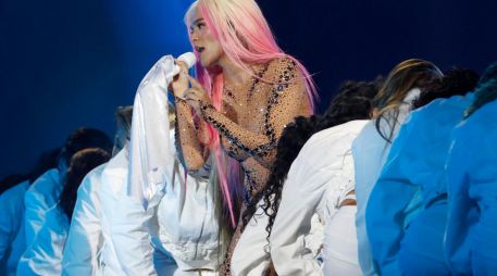 Karol G emocionó a todos en su segundo concierto en el estadio Santiago Bernabéu al compartir escenario con la exvocalista de La Oreja de Van Gogh. EFE / J.P.Gandul.