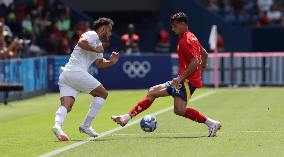 Con la cancha del Parque de los Príncipes como escenario, España logró la victoria con los tantos de Marc Pubill  en la primera parte y de Sergio Gómez en la complementaria. EFE / M. Gutiérrez