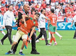 El partido Argentina vs. Marruecos se detuvo tras el lanzamiento de objetos y el ingreso al campo de aficionados marroquíes. AFP