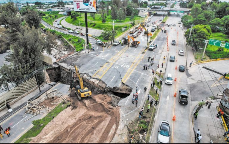 El hundimiento de López Mateos es de los más grandes registrados en la ciudad, afectando a una de las avenidas más importantes. EL INFORMADOR/ A. Navarro