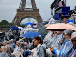 Fueron 20 minutos de una lluvia que hizo mover a todos los presentes, ya que no existe algún techo que proteja. EFE / M. Divisek