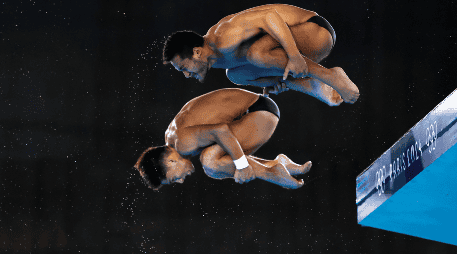 Kevin Berlín Reyes y Randal Willars durante competencia de Clavado Sincronizado Varonil, donde rozaron la medalla de bronce, el 29 de julio del 2024.  EFE/EPA/C. BREHMAN