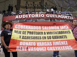 Dos mujeres, presuntas víctimas del Coordinador de Delegados de Paz y del director del Colegio Superior para la Educación Integral Intercultural, protestaron a las afueras del auditorio del Cerro del Fortín durante la fiesta de la Guelaguetza. SUN/RDB.