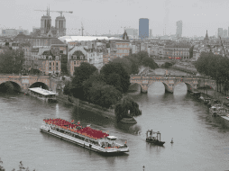 Las autoridades parisinas han invertido significativamente en la limpieza del Sena, destinando 1.4 mil millones de euros en la última década. AP