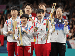 Los surcoreanos Lim Jong-hoon y Shin Yu-bin, aparecen junto a los otros medallistas, los chinos Wang Chuqin y Sun Yingsha y, los norcoreanos Ri Jong Sik y Kim Kum Yong. EFE / T. Suárez