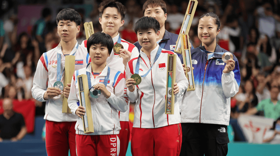 Los surcoreanos Lim Jong-hoon y Shin Yu-bin, aparecen junto a los otros medallistas, los chinos Wang Chuqin y Sun Yingsha y, los norcoreanos Ri Jong Sik y Kim Kum Yong. EFE / T. Suárez