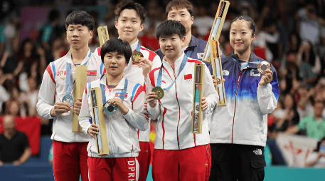 Los surcoreanos Lim Jong-hoon y Shin Yu-bin, aparecen junto a los otros medallistas, los chinos Wang Chuqin y Sun Yingsha y, los norcoreanos Ri Jong Sik y Kim Kum Yong. EFE / T. Suárez