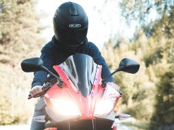 Según la Organización Mundial de la Salud, no usar casco en motocicleta es una de las cinco principales causas de muerte. ESPECIAL / Pexels / @Nikolai Ulltang