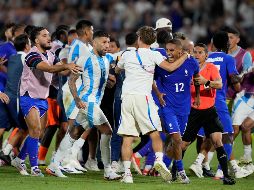 Los argentinos respondieron con empujones y corridas que pasaron del campo de juego al túnel que lleva a los vestidores. AP / M. Castillo