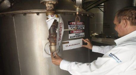 Se colocó un sello de clausura sobre cinta plástica delimitadora en uno de los alambiques utilizados para la producción de tequila. ESPECIAL.