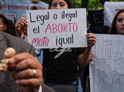 Para reclamar que no se despenalice el aborto, colectivos ciudadanos pro-vida se manifestaron afuera del Congreso de Jalisco. EL INFORMADOR/ J. Urrutia.