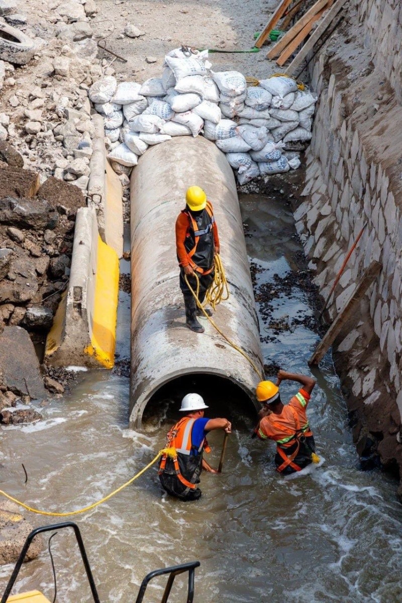 La madrugada de este martes además de comenzó la limpieza sobre la tubería del colector pluvial. SIOP 