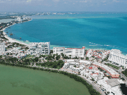 Desde las 17 horas de este miércoles, Cancún y Playa del Carmen han sufrido un corte de energía eléctrica y una severa interrupción en los servicios de telefonía e Internet. AFP / ARCHIVO