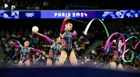 Las gimnastas mexicanas en su prueba de pelota y listones. AFP/L. Bonaventure