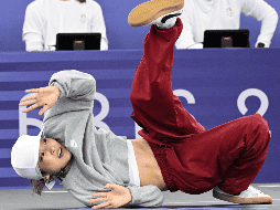 Competidora japonesa durante la competencia clasificatoria de breaking en los Juegos Olímpicos de París 2024, la mañana del 9 de agosto. EFE/EPA/C. BLUMBERG