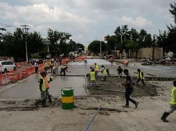 Trabajadores laboraron toda la noche para dar los últimos detalles al puente, que se abrirá a la circulación hoy por la tarde. EL INFORMADOR/J. Urrutia