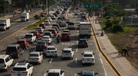 Pese a la rehabilitación, las personas aseguran que la carga vehicular es la misma que se tenía antes de que se derrumbara la avenida. EL INFORMADOR/ J. Urrutia