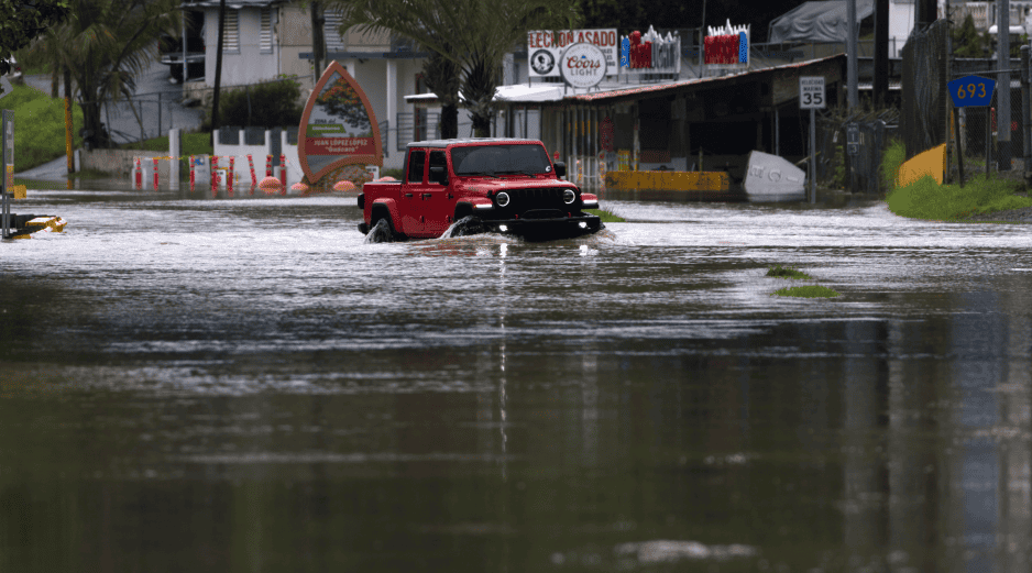 Fotografía de una carretera inundada tras el paso del huracán Ernesto, en Dorado (Puerto Rico). EFE/ Thais Llorca