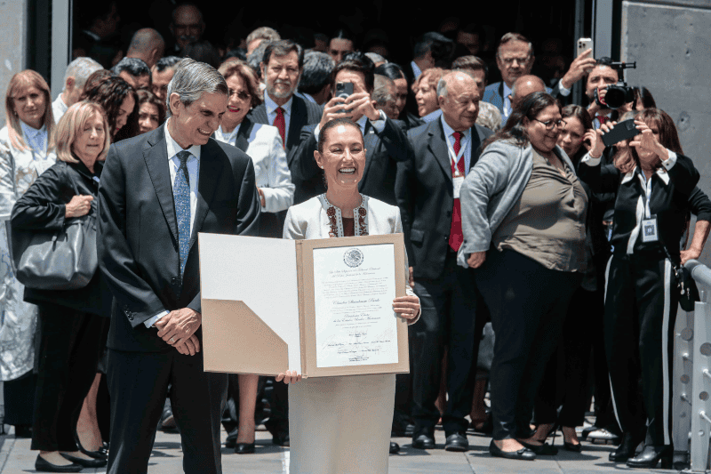 Claudia Sheinbaum con su constancia. SUN / G. PANO