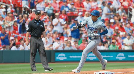 El batazo de Ohtani en la quinta entrada rompió el empate sin carreras que había ante los Cardenales. AFP