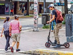 La alta velocidad con la que manejan algunos usuarios de patines, así como la invasión a espacios del peatón, como las banquetas, estarán contemplados en la iniciativa de Mónica Magaña. EL INFORMADOR/ A. Navarro