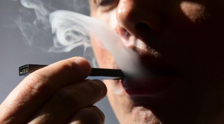 De acuerdo con la Encuesta global de Tabaquismo en Adultos 2023, el número de usuarios de vapeadores aumentó de 975 mil a 2.1 millones de 2019 a 2023. AFP  / ARCHIVO