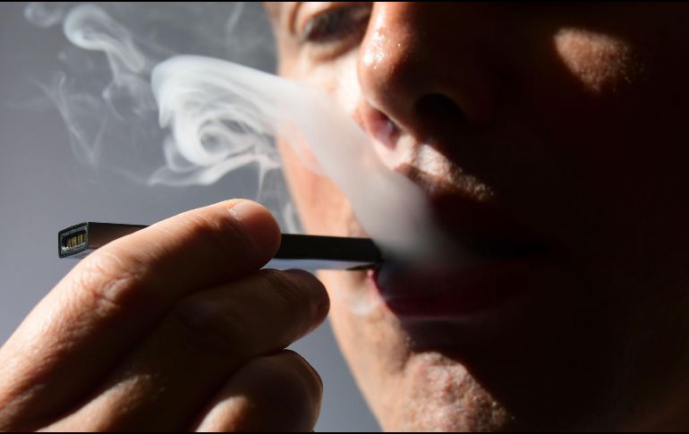 De acuerdo con la Encuesta global de Tabaquismo en Adultos 2023, el número de usuarios de vapeadores aumentó de 975 mil a 2.1 millones de 2019 a 2023. AFP  / ARCHIVO