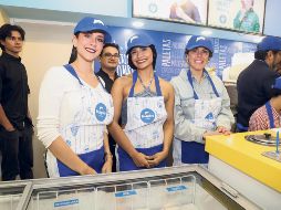 Adriana Merino, Lu García y Ana Sofía Castro en la celebración por el 25 aniversario de Helados Dolphy. GENTE BIEN JALISCO/ Antonio Martínez