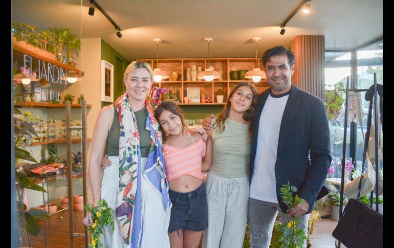 Michelle Pourroy, Dominique Saldaña, Inés Saldaña y Pepe Saldaña en la inauguración de 