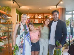 Michelle Pourroy, Dominique Saldaña, Inés Saldaña y Pepe Saldaña en la inauguración de 