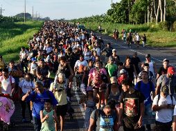 Migrantes avanzan por una carretera de Chiapas. Debido a los tiempos de espera para recibir una respuesta a su solicitud de refugio, muchos siguen hacia el centro y el norte, donde creen que hay mejores opciones de empleo. AP/E. Clemente