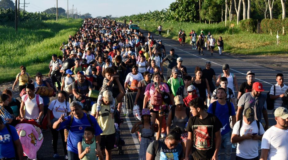 Migrantes avanzan por una carretera de Chiapas. Debido a los tiempos de espera para recibir una respuesta a su solicitud de refugio, muchos siguen hacia el centro y el norte, donde creen que hay mejores opciones de empleo. AP/E. Clemente