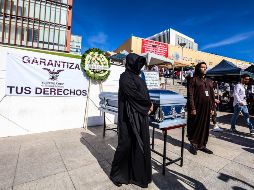 Trabajadores del Poder Judicial custodian un ataúd con una copia de la Constitución durante el paro contra la reforma frente al edificio del Poder Judicial Federal en Zapopan; debido al paro los procesos están detenidos. EL INFORMADOR/A. Navarro