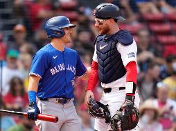 Danny Jansen (derecha) recibe un saludo de Daulton Varsho de los Azulejos de Toronto, quien lo sustituyó como bateador emergente con su anterior equipo. AP/C. Krupa