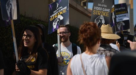 Las protestas hacen eco en la histórica de huelga de actores y guionistas de Hollywood que paralizaron la industria el año pasado. EFE / Allison Dinner