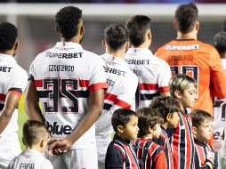 Antes del silbatazo inicial, los futbolistas de ambos equipos se mezclaron en el círculo central para guardar un minuto de silencio. EFE/I. Fontana