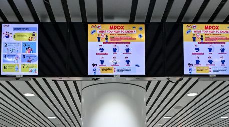 En algunos aeropuertos de Asia se advierte a la población sobre la viruela del mono o mpox, tras la declaración de la OMS. (Xinhua/Chong Voon Chung) (ah) (ce)