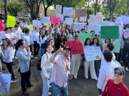 A la protesta convocada por la UP se sumaron también estudiantes de la Universidad de Guadalajara y del ITESO. ESPECIAL.