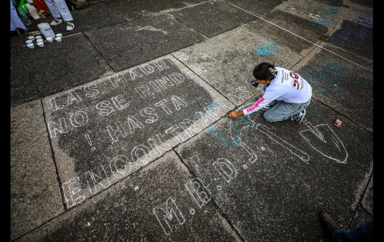 El padre que ofició la misa, Rodolfo Velázquez Calvillo, destacó la unidad que hay entre las familias de personas desaparecidas pese a pertenecer a distintos colectivos. EL INFORMADOR/A. Navarro.